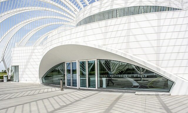 Co jest wyzej politechnika czy akademia?