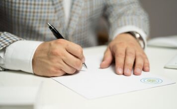 Kto podpisuje instruktaż ogólny? Kto podpisuje instruktaż ogólny?