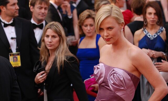 Jak oglądać filmy VR bez okularów?